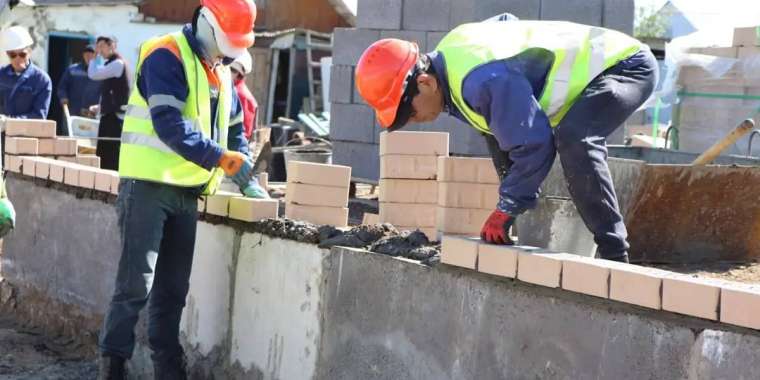 Құрылыс алаңында бір жұмысшы көз жұмды