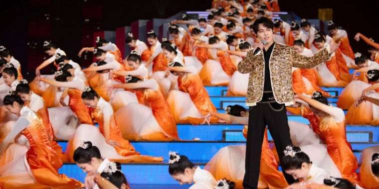 Димаш Қытайдағы көктемгі фестивальде өнер көрсетті