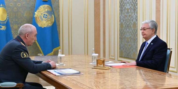 Қасым-Жомарт Тоқаев Қорғаныс министрі Руслан Жақсылықовты қабылдады
