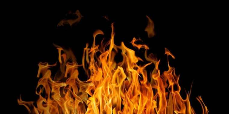 Өскеменде жас жігіт үш туысын балталап, үйді өртеп кеткен