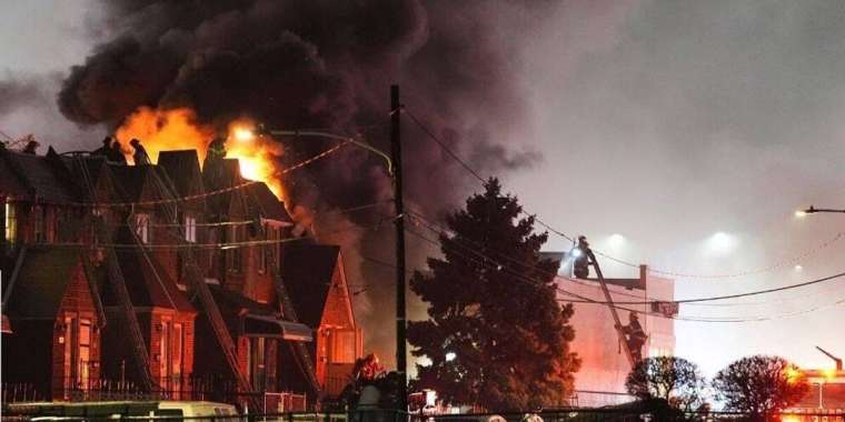 АҚШ-та тұрғын үйлерге ұшақ құлады