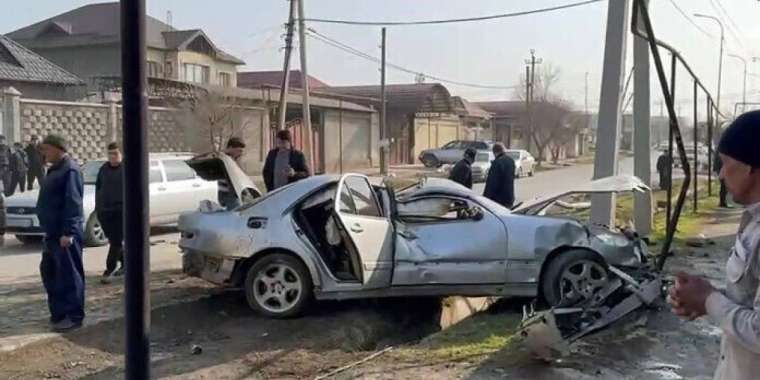 Шымкентте жол апаты: Жүргізуші көліктен 10 метрге ұшып кетті