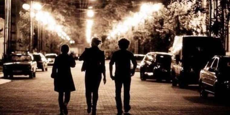 Қауіпсіздік әлде құқық бұзу? Көшеде балалардың рюкзактарын тексеріп жүрген кім?