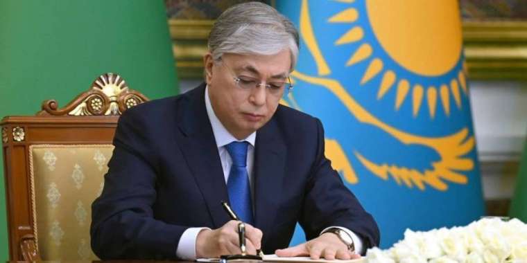 Тоқаев мемлекеттік сатып алу, көлік және пошта мәселелеріна қатысты заңға қол қойды