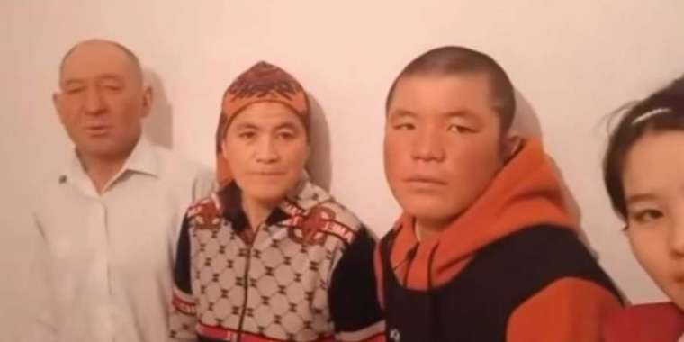 «Ресми органдардың мәліметі қандай?». Журналист 20 жыл құлдықта болған отбасы туралы мәселе көтерді