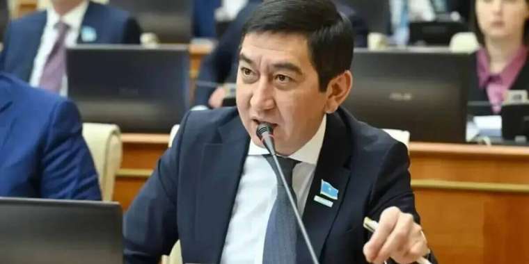 Ринат Зайытов бас прокурорға «жылпос» адамдар туралы айтып шағымданды