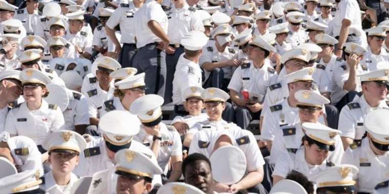 АҚШ әскері қызметке трансгендерлерді қабылдауды тоқтатты