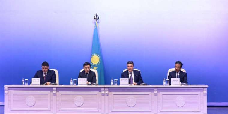 Премьер-министр Нұрлан Ұранхаевқа алғыс айтып, жаңа әкім Берік Уәлиді таныстырды