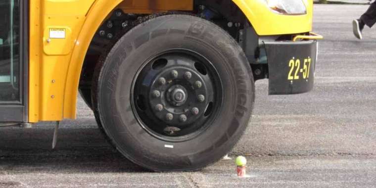 Ақмолада мектеп автобусы 10 жастағы қызды басып кетті