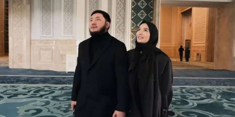 «Жаратушыға жүрегімді ашқан – Нұрбек»: Айжан Байзақова орамал таққан видеосын көрсетті