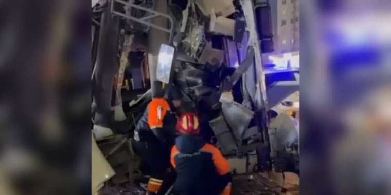 Астанада жолаушылар автобусы бағанаға соғылды