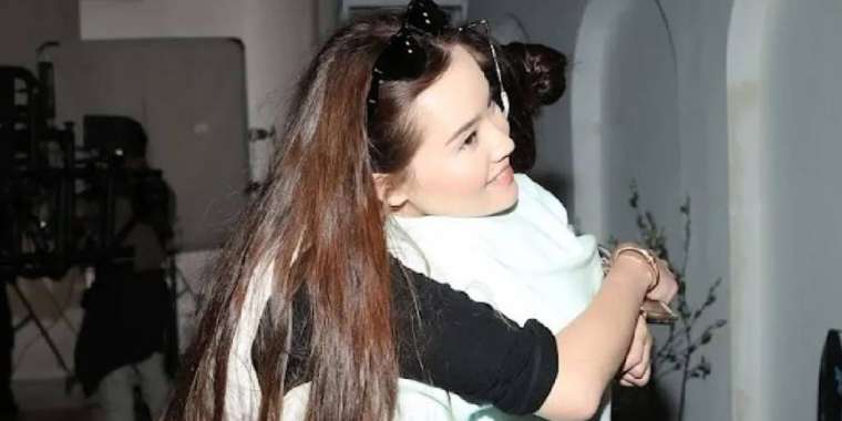 «Әкесінен аумай қалған»: Баян Алагөзованың қызымен түскен суреті қызу талқыланып жатыр