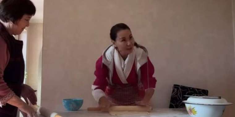 Динара Сәтжан келіндік міндетін қалай атқарғанын көрсетті