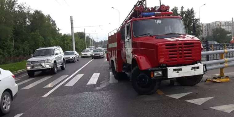 Бір адам қаза тапты. Өрт сөндіру көлігі жеңіл мәшинемен соқтығысты