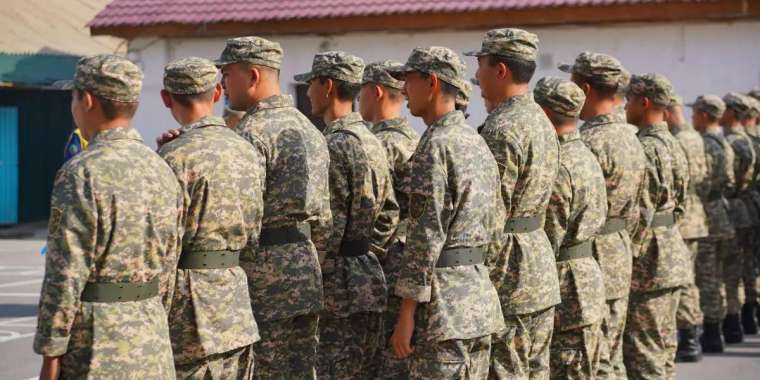 Сарбаздарға темекі тұқылын жегізген әскери жазаланды