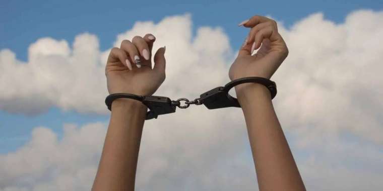 Алматыда топтасып елді алдаған интернет алаяқтары ұсталды