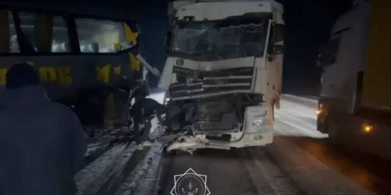 Ақтөбе облысында жүк көлігі 33 жолаушысы бар автобуспен соқтығысты
