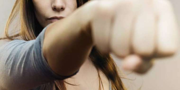 Бетінен ұрып, ернін жарып жіберген». Банкоматта кезекке таласқан екі әйел төбелесті