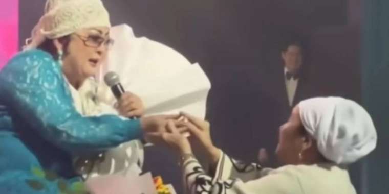 Димаш Құдайбергеннің әжесі Мақпал Жүнісоваға қымбат сыйлық жасады