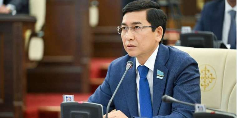 Аймағамбетов ата-аналар мен мұғалімдерден сүйінші сұрады