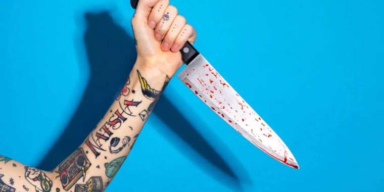 Атырауда адамдарға пышақпен шабуыл жасаған әжейдің видеосы тарады