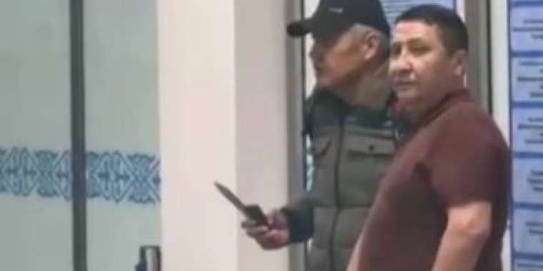 Әуежайда пышақпен шабуылдаған адамды ұстау сәтінің видеосы пайда болды