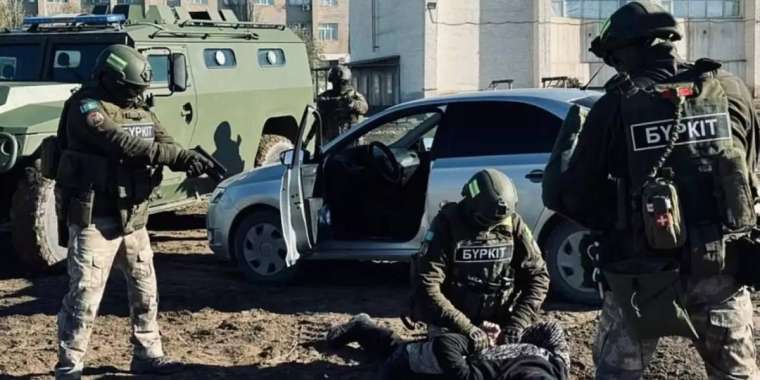 Ұлттық ұлан офицері адамдарға қару кезенген бұзақыны тоқтатты