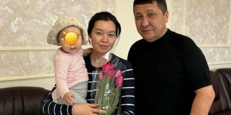 Әуежайда кепілге алынған әйелдің құтқарушысымен түскен суреті пайда болды