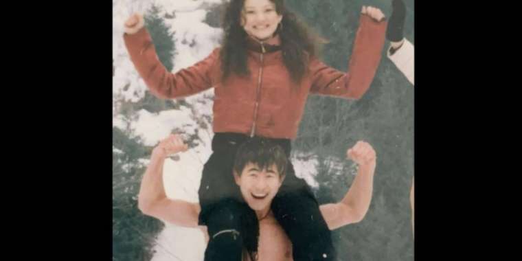 «Клоны шығар». Асабаның Ерке Есмаханмен түскен суреті қызу талқыға түсті