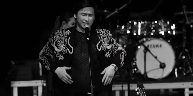 «Ешбір әйел кешірмейді»: Қайрат Нұртас көзіне жас алды