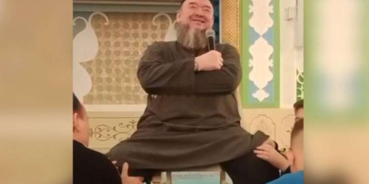 Балаларға аяғын уқалатқан имамға ескерту жасалды