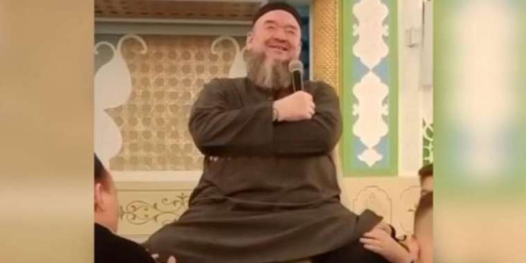 «Жабайылық»: Меруерт Түсіпбаева аяғын уқалатқан имамды сынады