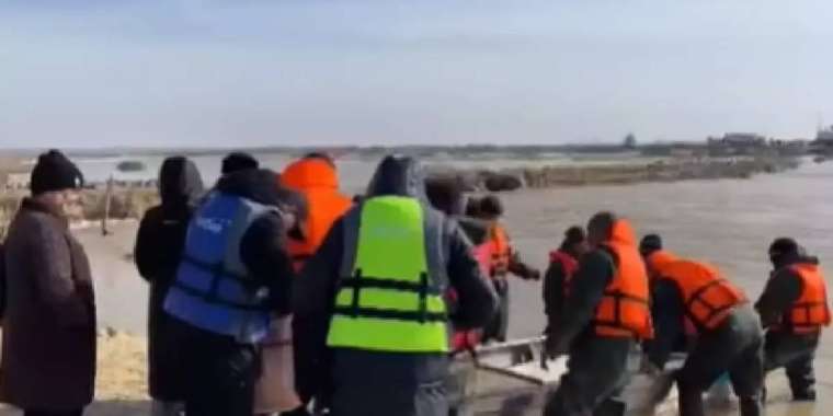 Ақтөбеде аудан халқының қайықпен қатынаудан басқа амалы қалмады