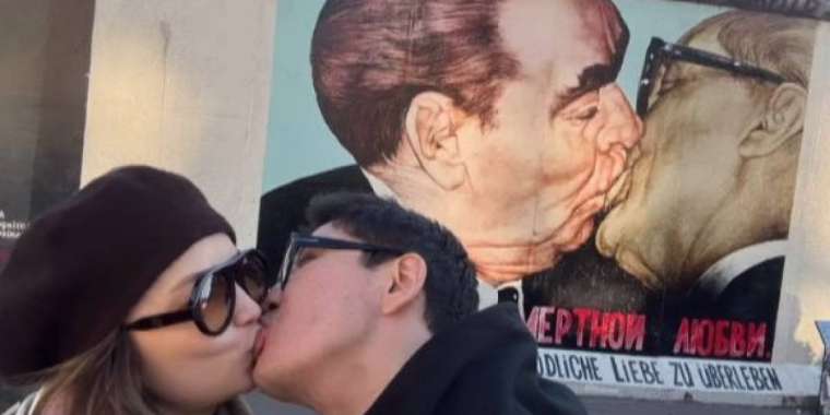 Айқын Төлепберген жұбайымен сүйіскен суретін желіге саламын деп сынға ұшырады