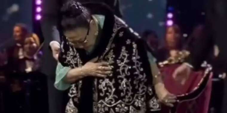 «Баян үлгі алсын»: Бибігүл Төлегенова халыққа иіліп құрмет көрсетті