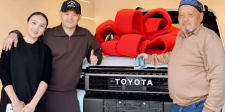 Серік Ибрагимов әкесіне су жаңа көлік сыйлады