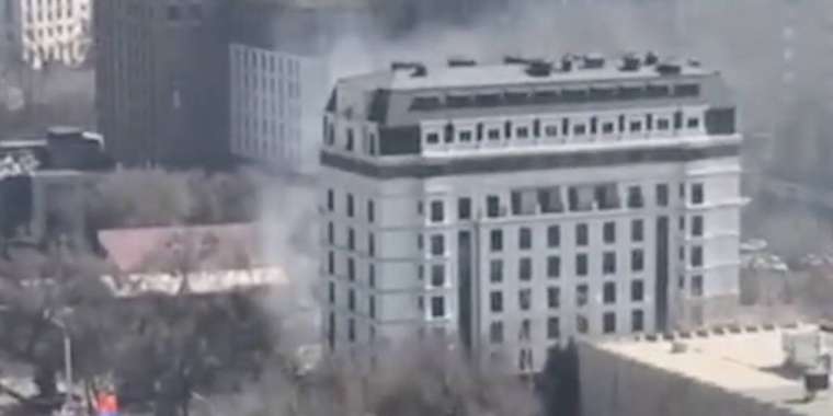 Алматының орталығында салынып жатқан қонақүй өртенді