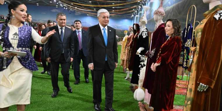 Президент этноауылдағы қолөнер жәрмеңкесін аралап көрді