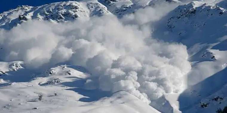 Алматы облысында қар көшкіні жүріп, жолды жауып қалған