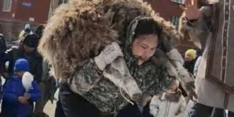 Жақында босанған: Риддерде жас ана қошқар көтеру сайысында жеңіске жетті