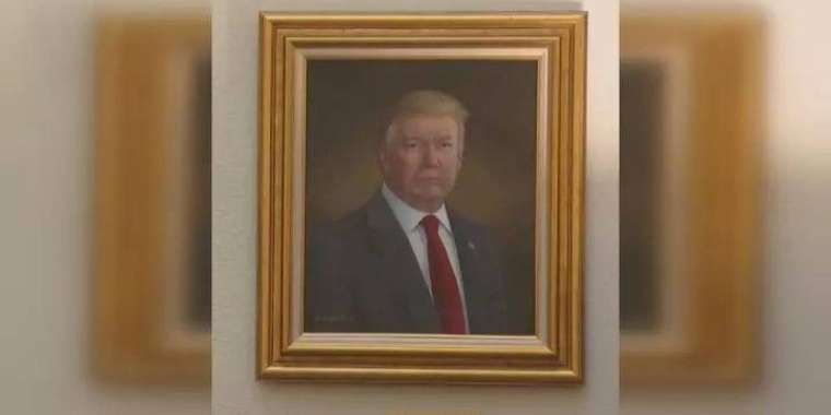 Трамп Колорадодағы Капитолийде ілінген портретін сынап тастады