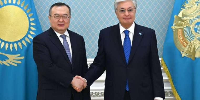 Тоқаев Қытай Коммунистік партиясының мүшесін қабылдады