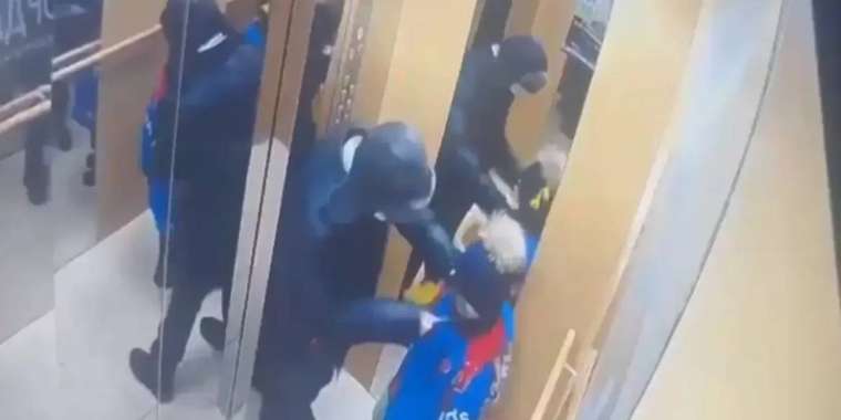 Лифтіде баланы пышақтаған жасөспірімнің анасы ұлын емдеуден бас тартты