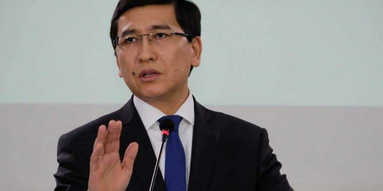 "Азамат төлемесе, шығарылады. Министрлік төлемесе, ештеңе болмайды". Аймағамбетов МӘМС-ті сынап тастады