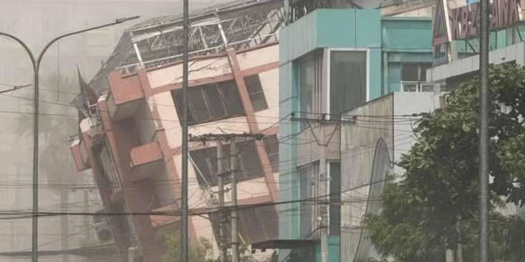 Таиландта жойқын зілзаладан зәулім ғимарат опырылды