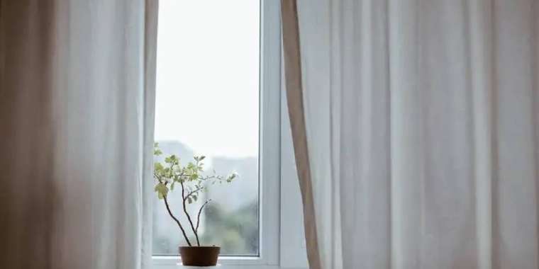 Алматыда 19 жастағы қыз 9-қабаттан құлап көз жұмды