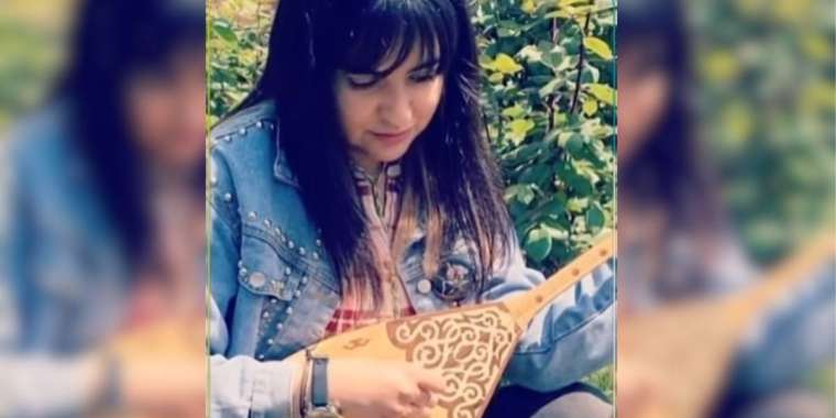 Домбыра құлағында ойнайтын Чили азаматшасы желідегілерді тәнті етті