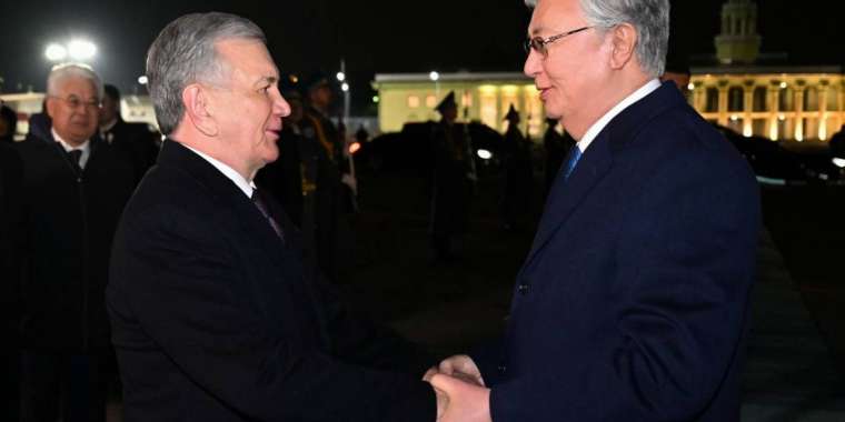 Тоқаев Мирзиёевті шығарып салды