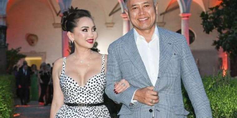 Баян Алагөзованың күйеуі қызғаншақ емес екенін айтты