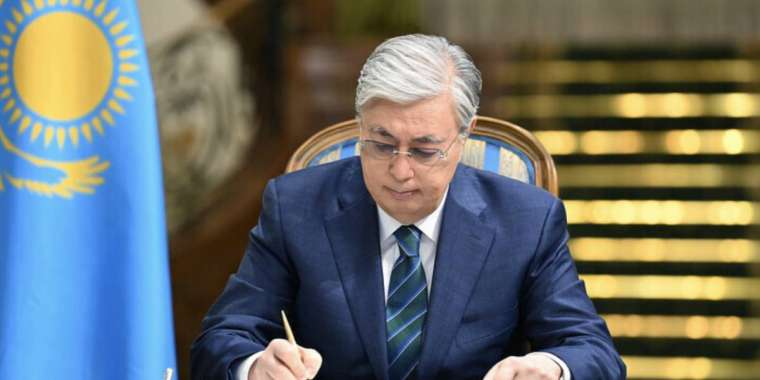 Тоқаев Ұлттық құрылтайда көтерген бастамаларға қатысты жоспарға қол қойды